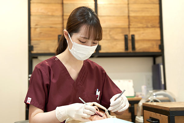 歯周病の検査をする歯科衛生士
