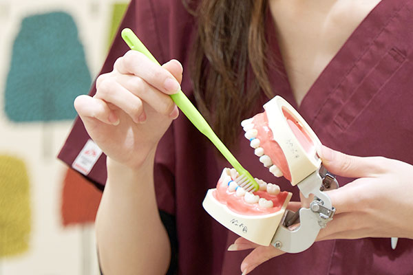 歯ブラシ指導をする歯科衛生士