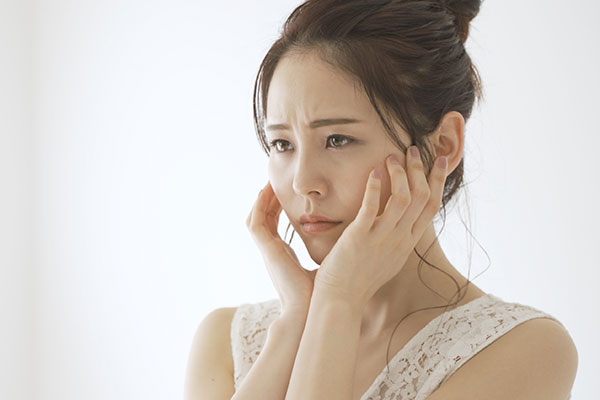悩んでいる女性